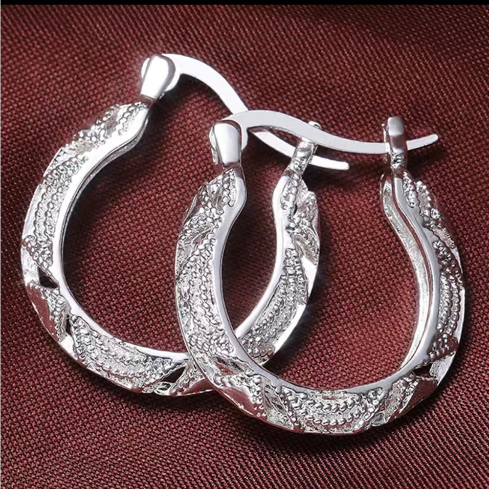 💎 Simple Silver Textured Hoop Earrings - Picture 5 of 5